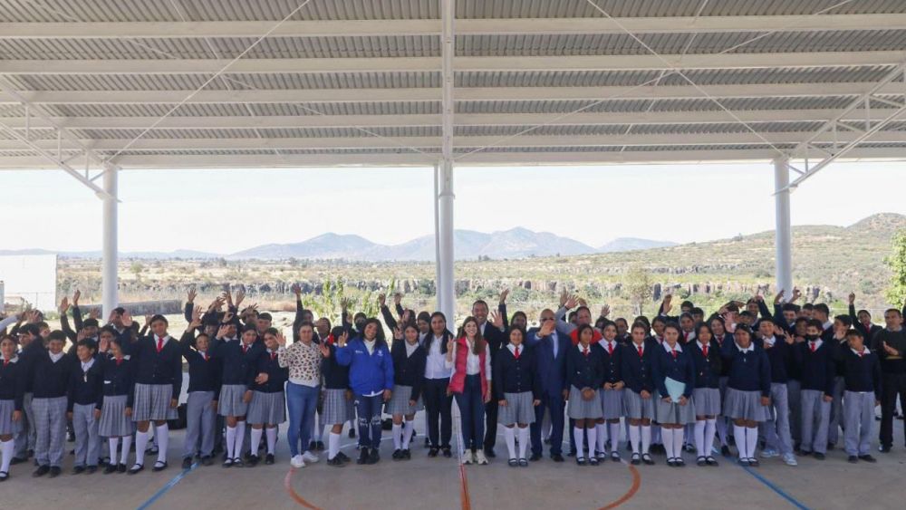 Roberto Cabrera entrega cuatro techumbres para escuelas de San Juan del Río.