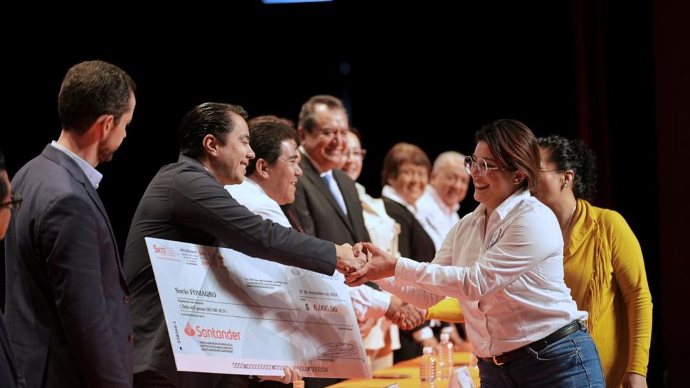 El compromiso docente impulsa la paz en Querétaro: Felifer Macías.