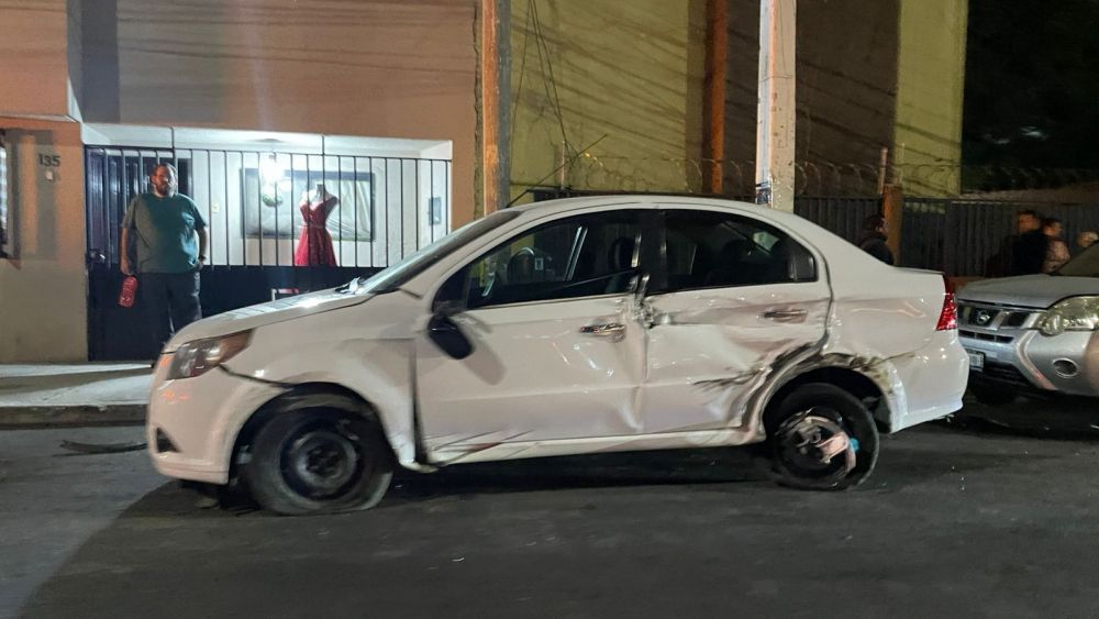 Camioneta de carga vuelca en avenida Universidad y afecta cinco vehículos en Querétaro.