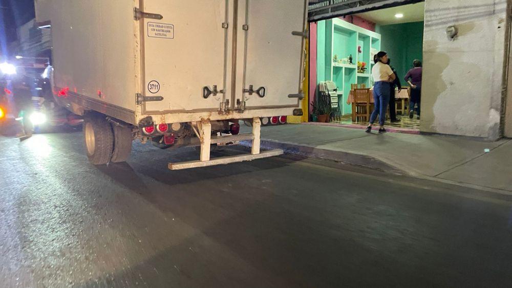 Camioneta de carga vuelca en avenida Universidad y afecta cinco vehículos en Querétaro.