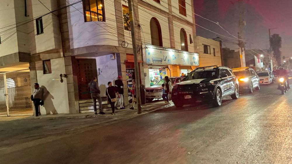 Camioneta de carga vuelca en avenida Universidad y afecta cinco vehículos en Querétaro.