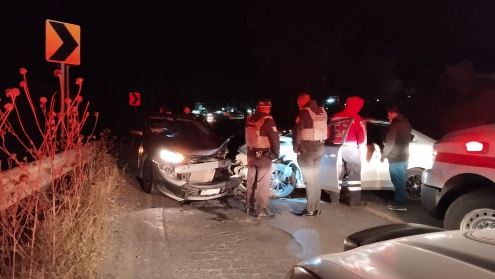 Accidente frontal en la carretera Federal 120 deja tres lesionados.