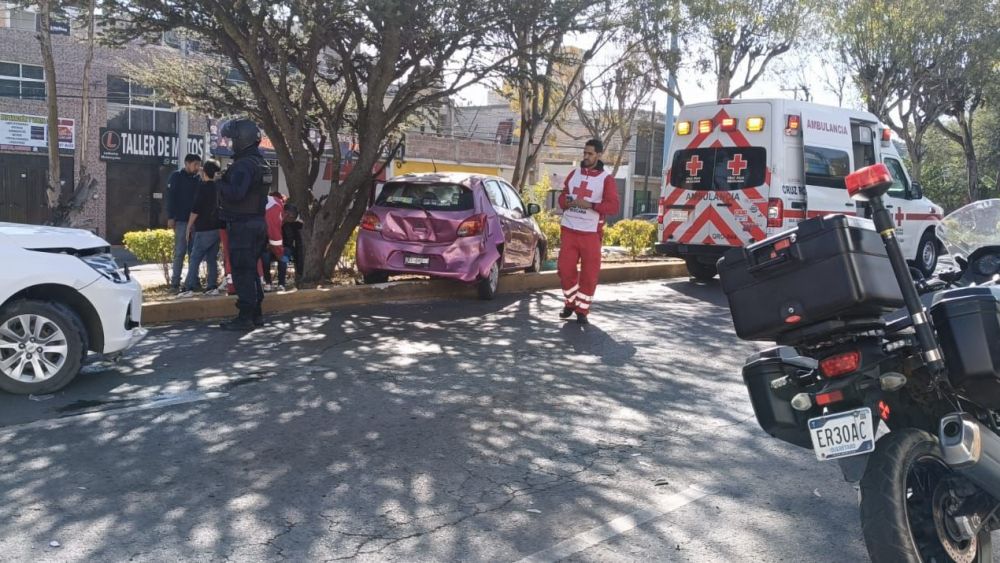 Mujer choca contra un árbol en zona oriente de San Juan del Río.