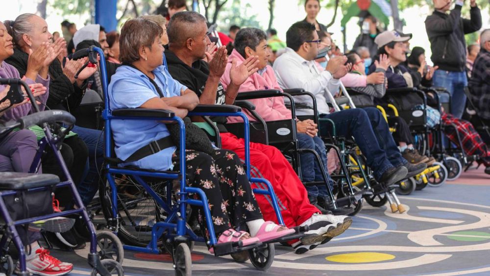 Corregidora entrega apoyos económicos a familias con personas con discapacidad.