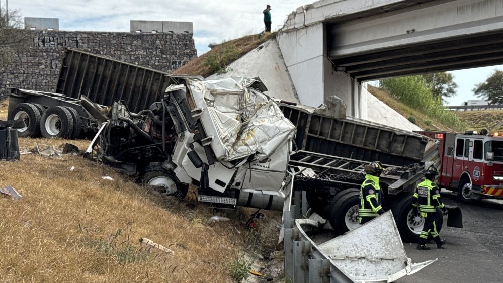 Accidente de tráiler en distribuidor vial de San Juan del Río.