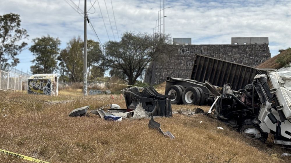 Accidente de tráiler en distribuidor vial de San Juan del Río.