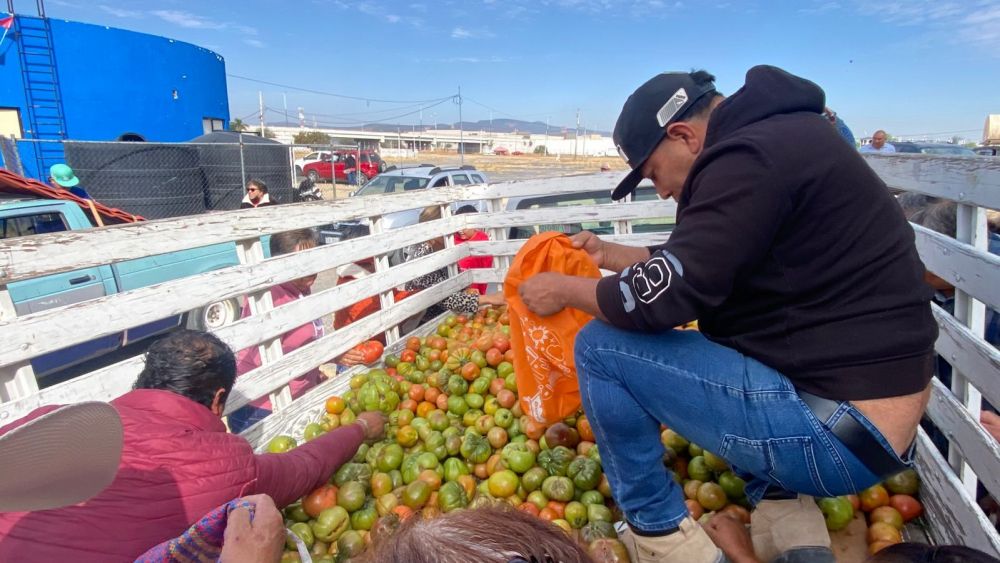 San Juan del Río entrega productos a bajo costo para más de 1,200 familias.