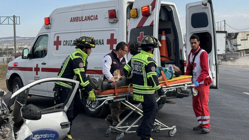 Brutal accidente registrado entre dos vehículos sobre la autopista Mexico, Querétaro, a la altura de Loma Linda.