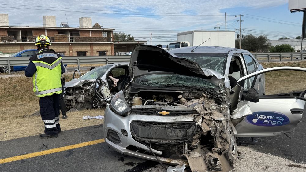 Brutal accidente registrado entre dos vehículos sobre la autopista Mexico, Querétaro, a la altura de Loma Linda.