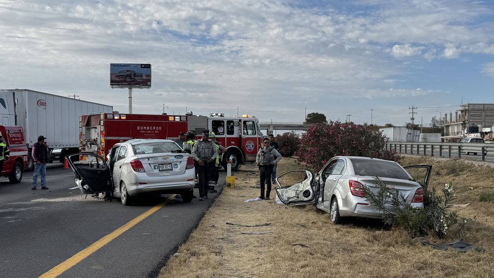 Brutal accidente registrado entre dos vehículos sobre la autopista Mexico, Querétaro, a la altura de Loma Linda.