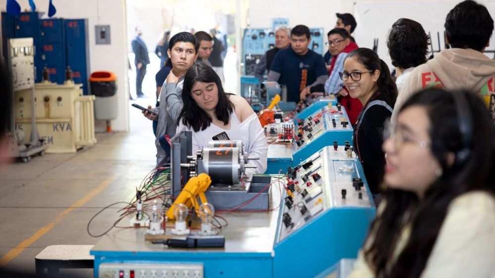 Gobernador de Querétaro entrega equipo para estudiantes del Tecnológico Nacional.