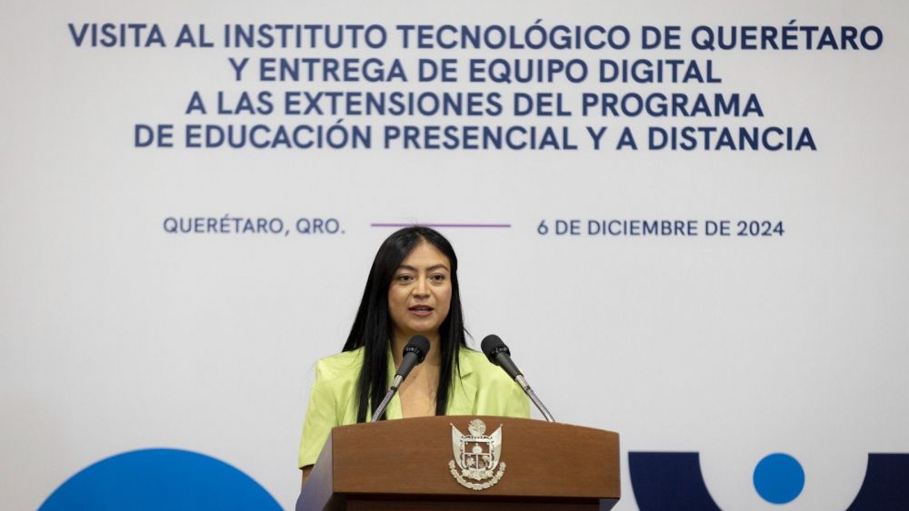 Gobernador de Querétaro entrega equipo para estudiantes del Tecnológico Nacional.