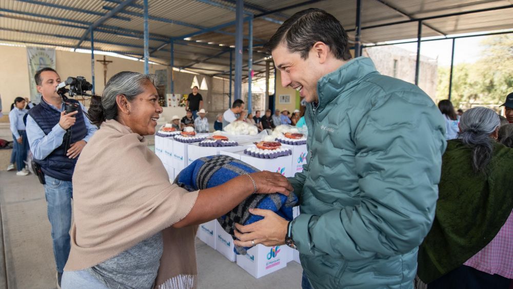 Rodrigo Monsalvo entrega 800 despensas a familias de El Marqués.