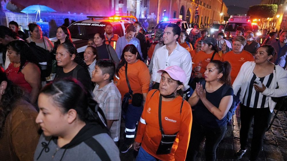 Felifer Macías recorre el Centro Histórico en peregrinación.