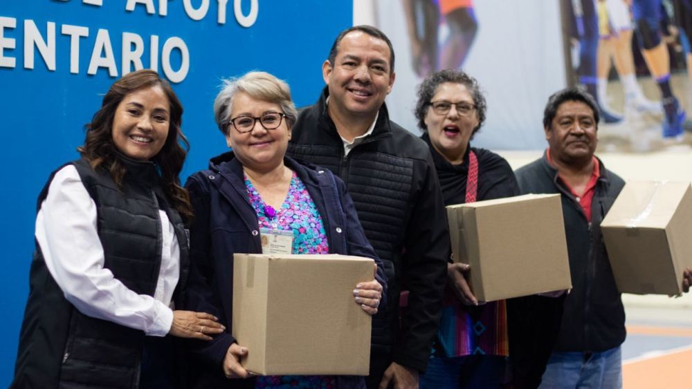 Roberto Cabrera entrega 642 paquetes alimentarios en San Juan del Río.