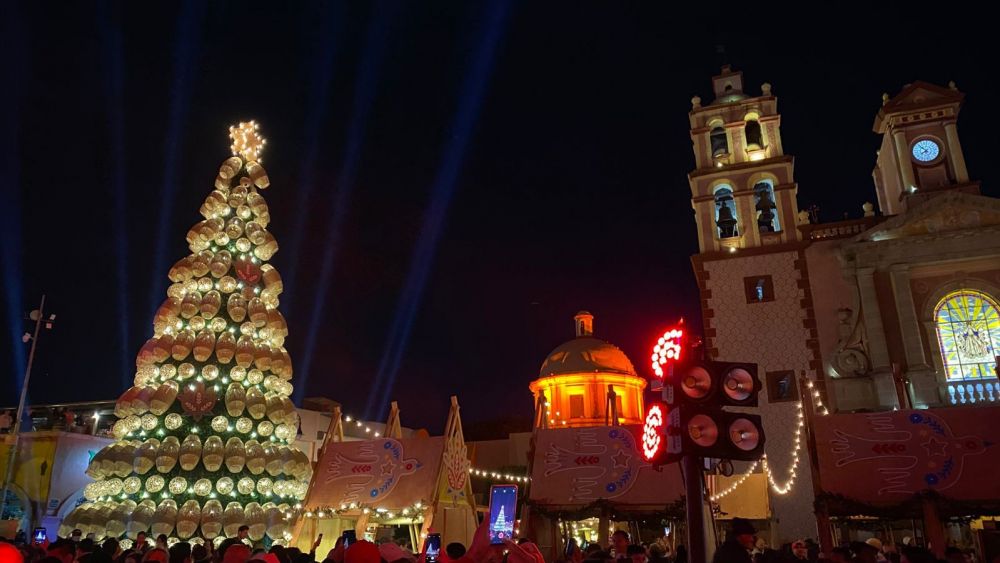 Encendido del Árbol y Villa Navideña en Tequisquiapan atrae a familias.