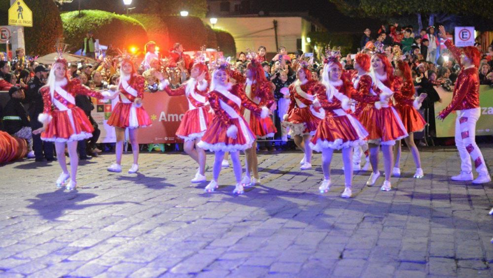 Desfile Navideño del Festival Alegría 2024 reúne a miles de familias sanjuanenses.