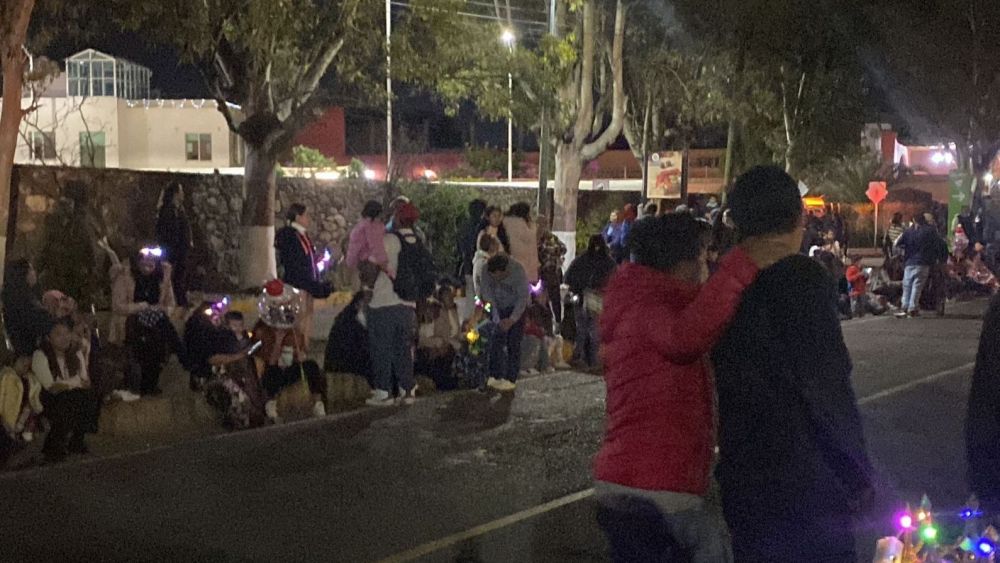 Retiran a 11 comerciantes durante el desfile navideño en San Juan del Río.