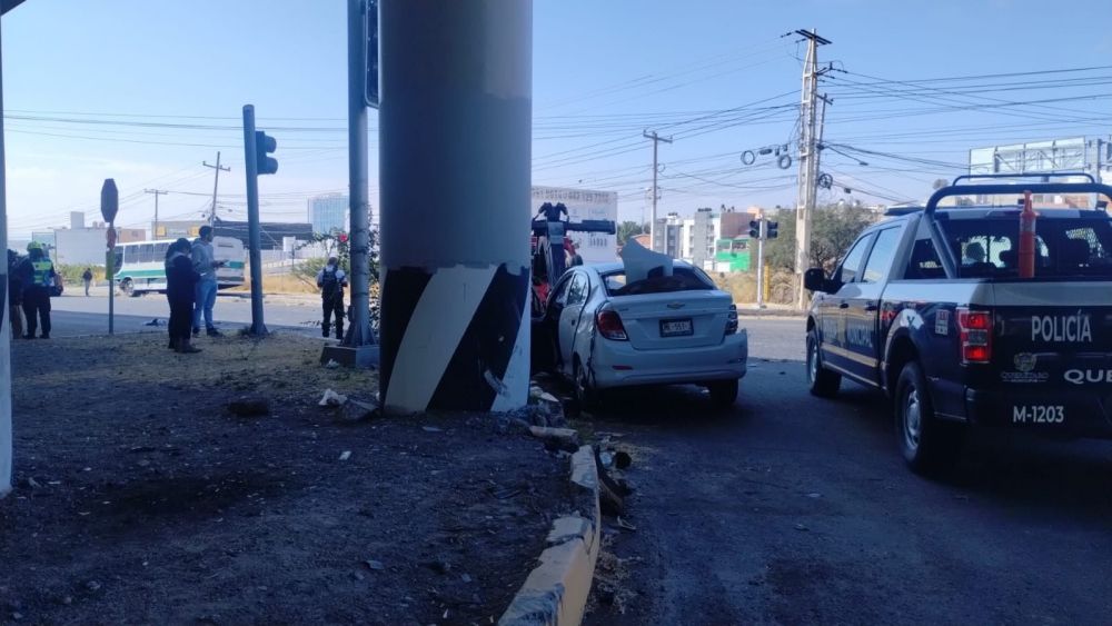 Aparatoso accidente en Juriquilla deja a un conductor en estado crítico.