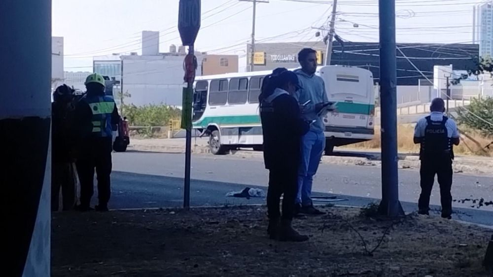 Aparatoso accidente en Juriquilla deja a un conductor en estado crítico.