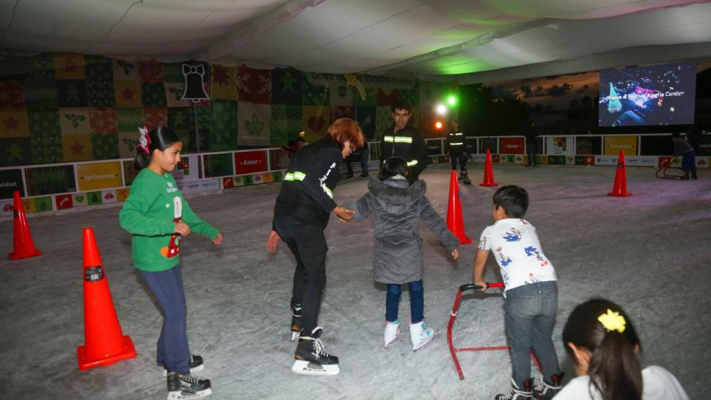 Inauguran segunda pista de hielo en la colonia Santa Bárbara como parte del Festival de la Alegría.