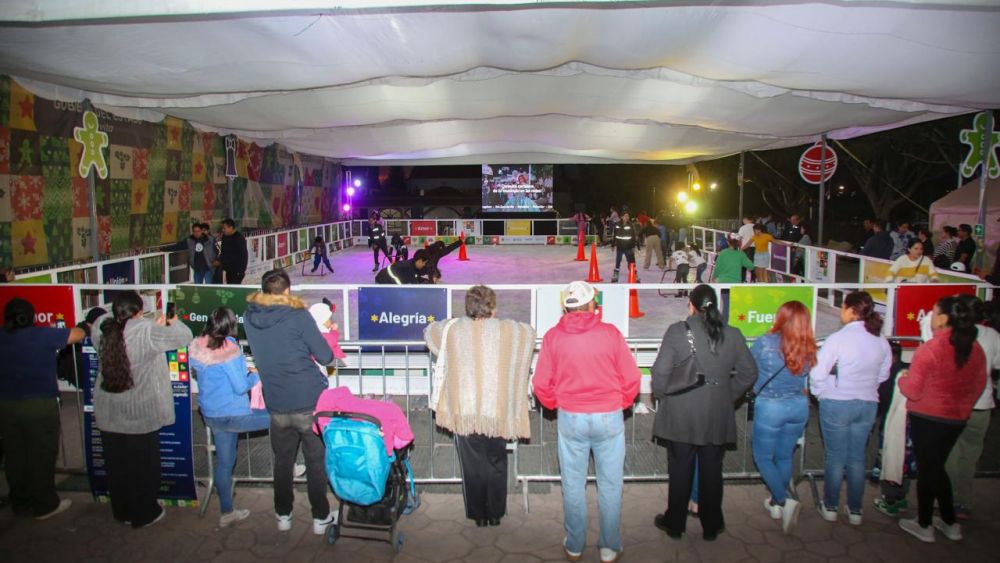 Inauguran segunda pista de hielo en la colonia Santa Bárbara como parte del Festival de la Alegría.