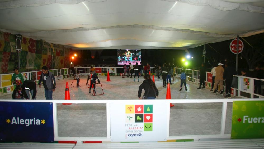 Inauguran segunda pista de hielo en la colonia Santa Bárbara como parte del Festival de la Alegría.