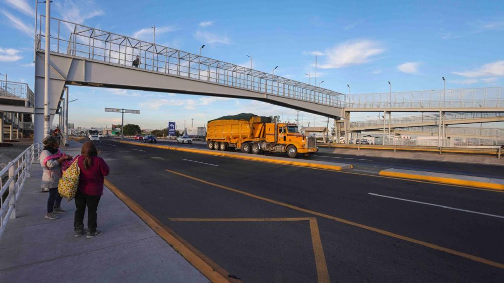 Chepe Guerrero inaugura el puente peatonal La Vida en Corregidora.