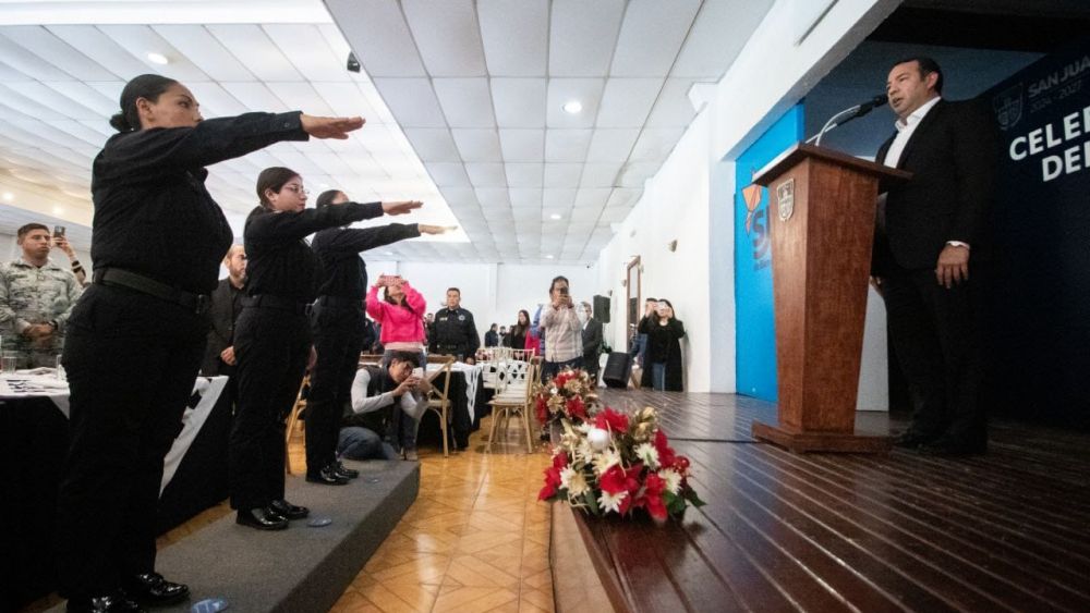 Roberto Cabrera reconoce a policías de San Juan del Río en su Día.