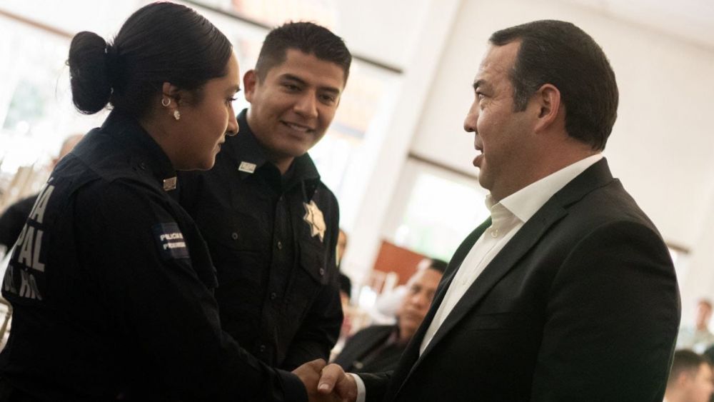 Roberto Cabrera reconoce a policías de San Juan del Río en su Día.