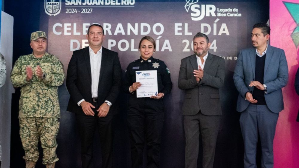 Roberto Cabrera reconoce a policías de San Juan del Río en su Día.