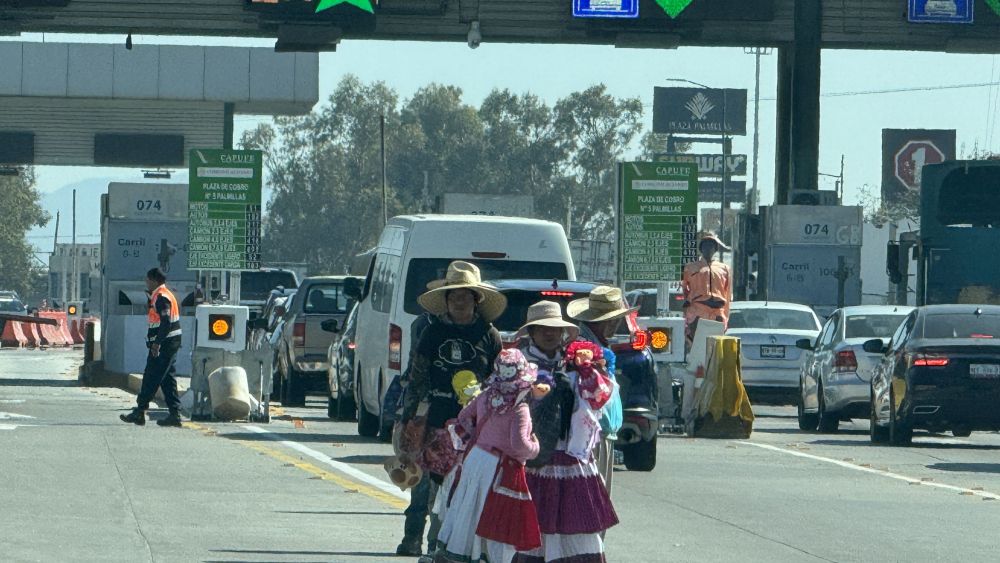 Comercio artesanal indígena se desborda en la caseta de peaje de Palmillas.