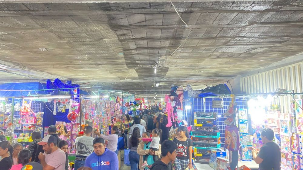 Mercado Reforma inundado por drenaje en Día de Reyes: Comerciantes se quejan.