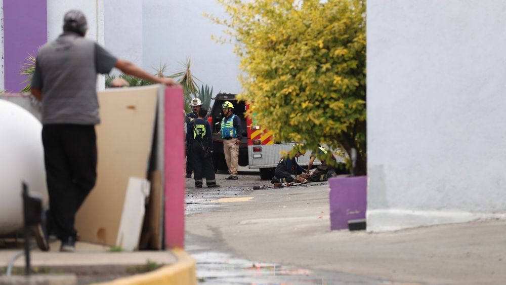 Hombre incendia habitación en motel y amenaza con arma de fuego.