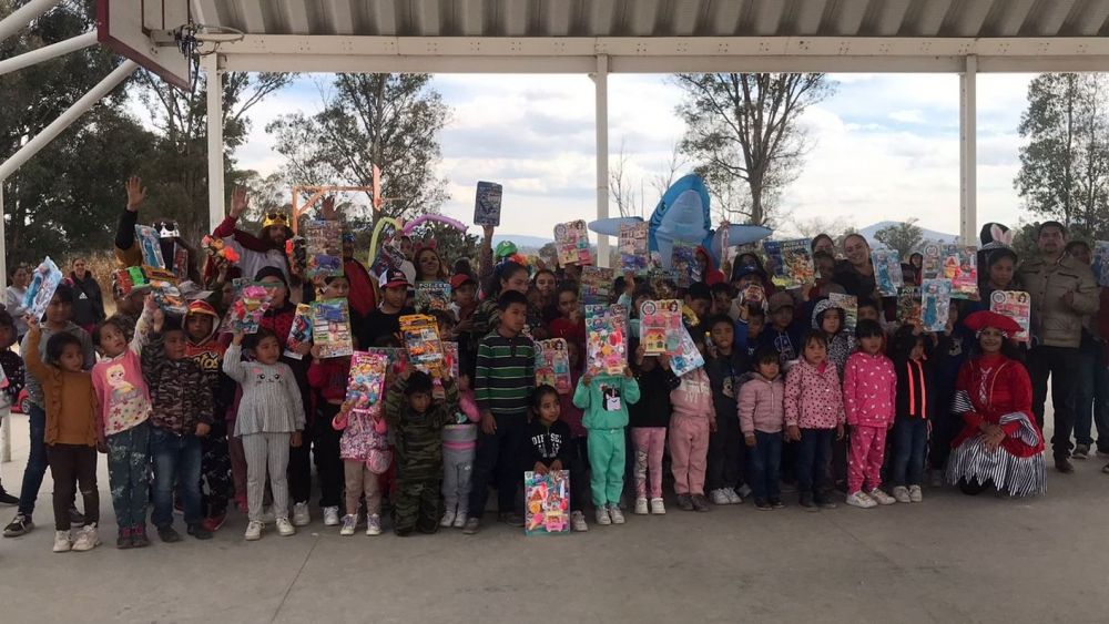 Reyes Magos visitan San Lorenzo El Chico para alegrar a los niños.