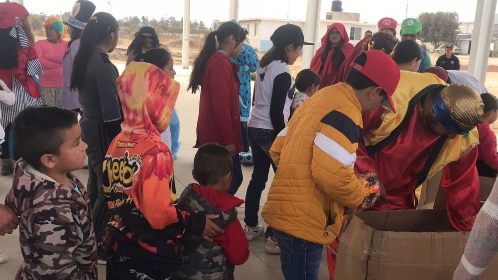 Reyes Magos visitan San Lorenzo El Chico para alegrar a los niños.