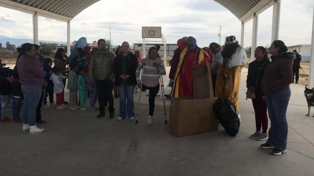 Reyes Magos visitan San Lorenzo El Chico para alegrar a los niños.