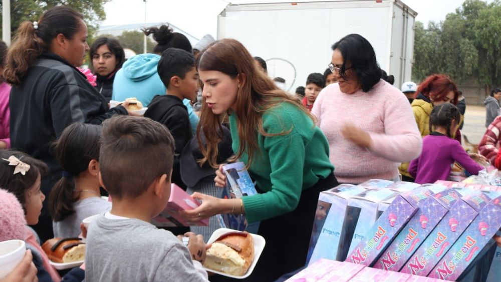 Celebran el Día de Reyes en San Juan del Río con juguetes y atole para las familias.