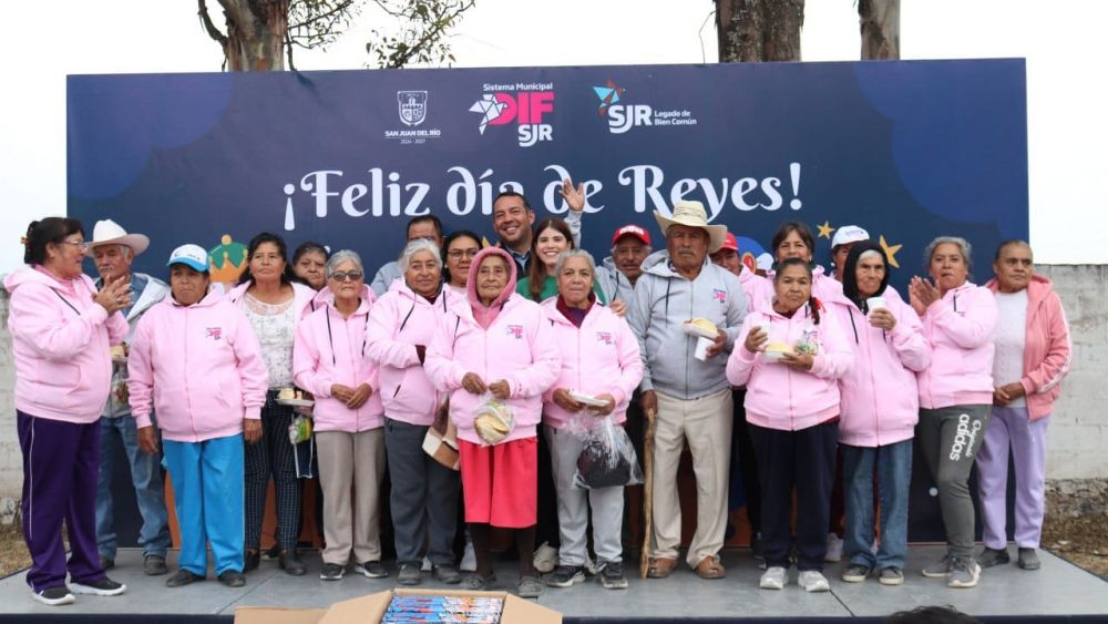 Celebran el Día de Reyes en San Juan del Río con juguetes y atole para las familias.