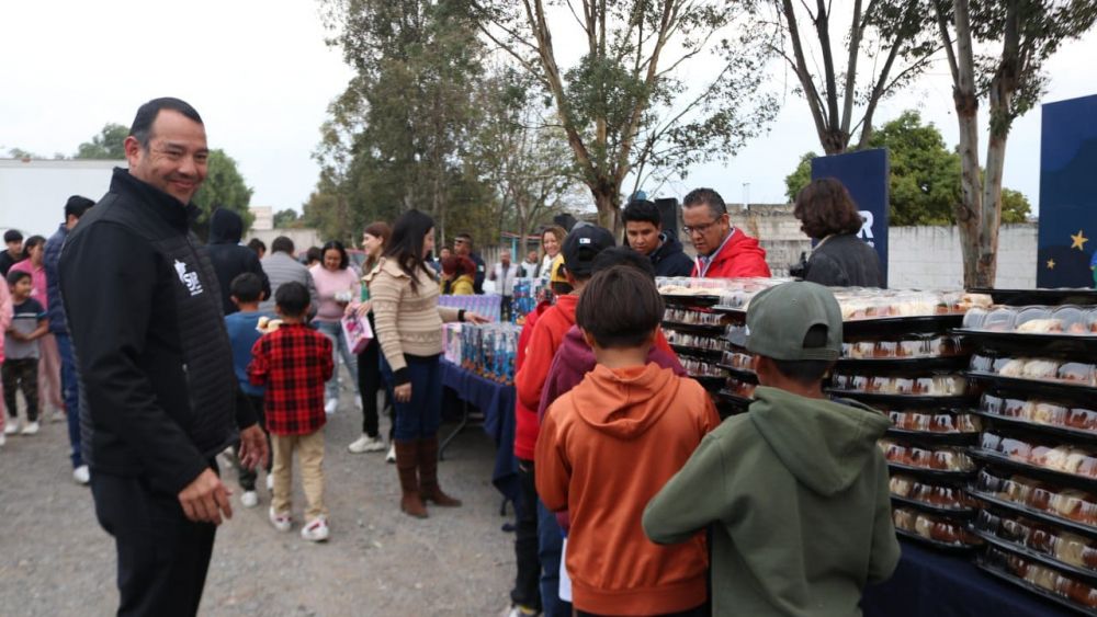 Celebran el Día de Reyes en San Juan del Río con juguetes y atole para las familias.