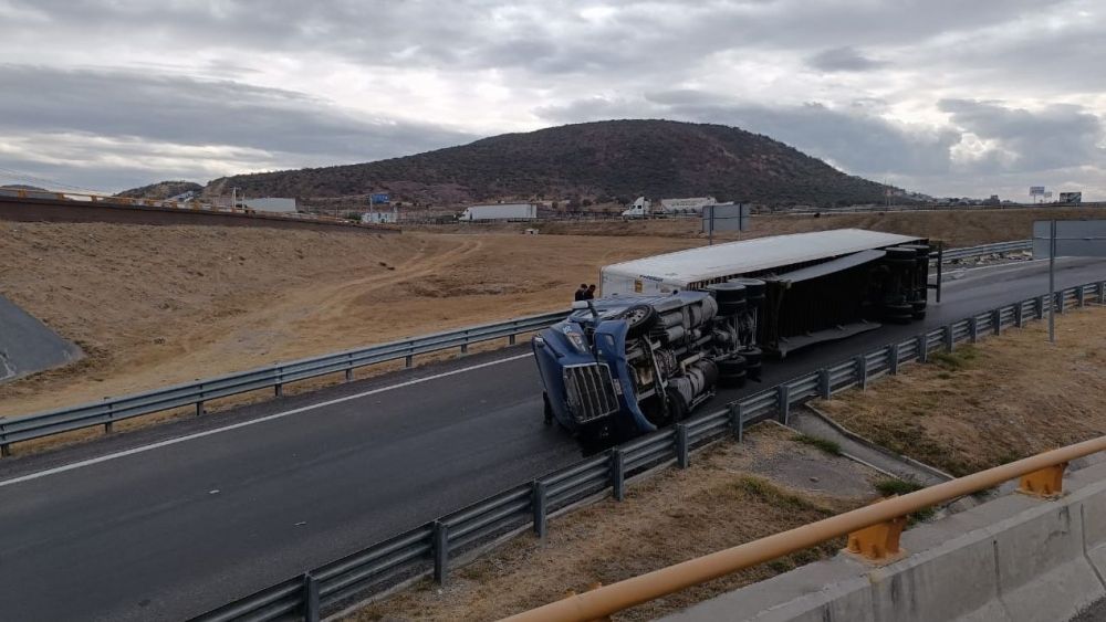 Volcadura de tráiler provoca cierre del distribuidor vial Querétaro-San Luis.