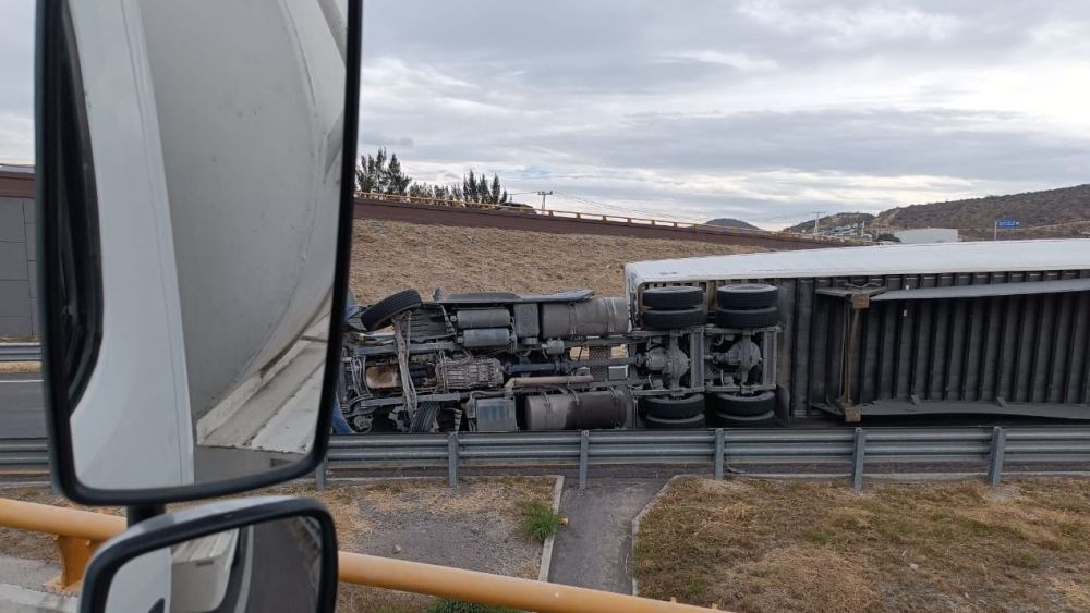 Volcadura de tráiler provoca cierre del distribuidor vial Querétaro-San Luis.