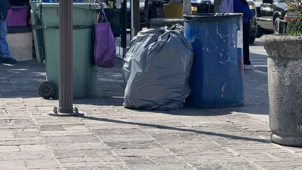 Vecinos de San Juan del Río incendian basura ante la falta de recolección.