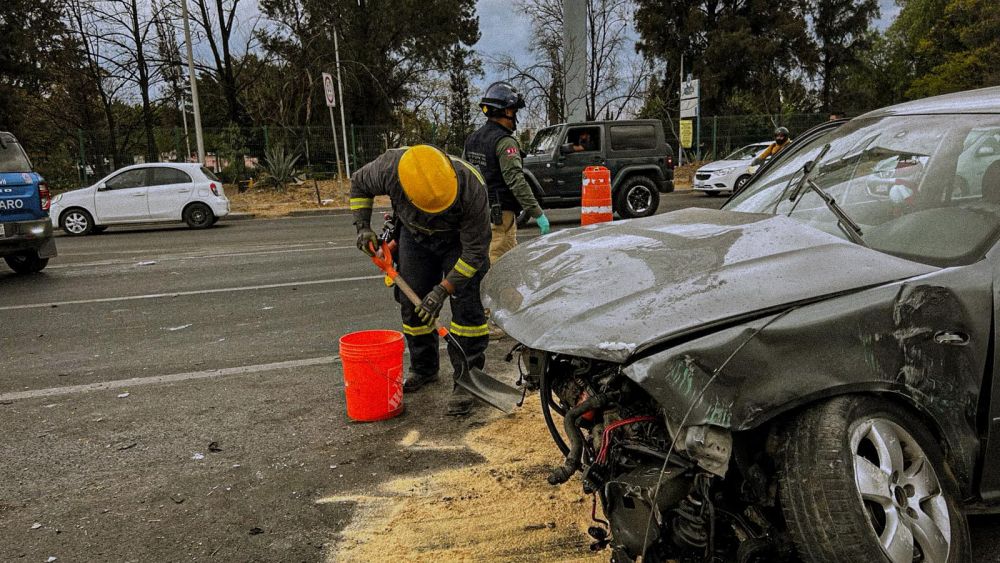 Accidente en Bernardo Quintana implica varios vehículos.