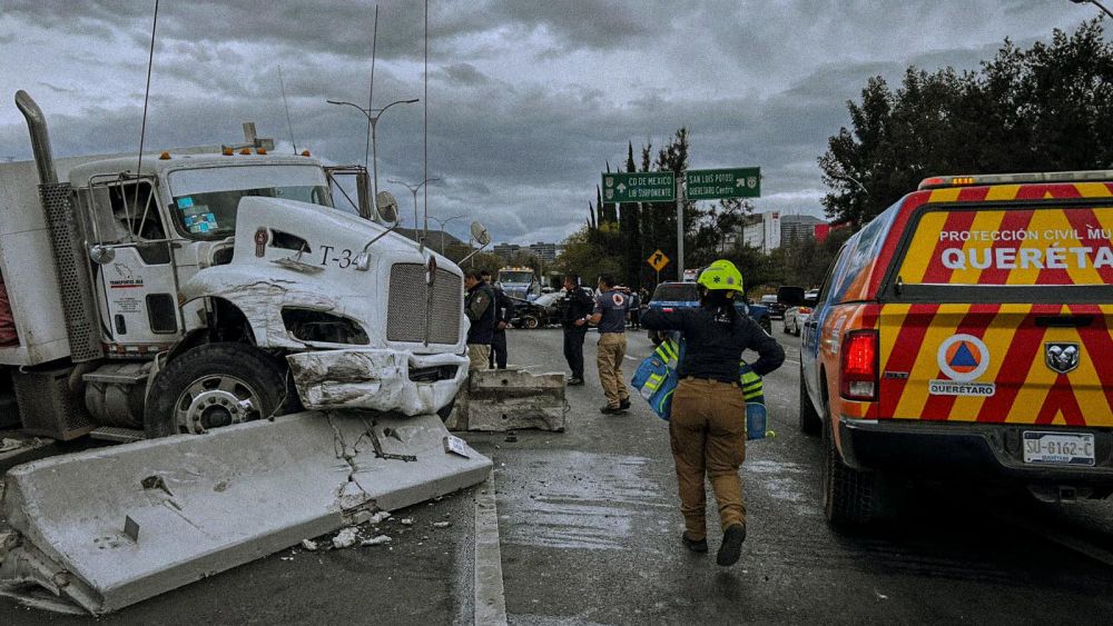 Accidente en Bernardo Quintana implica varios vehículos.