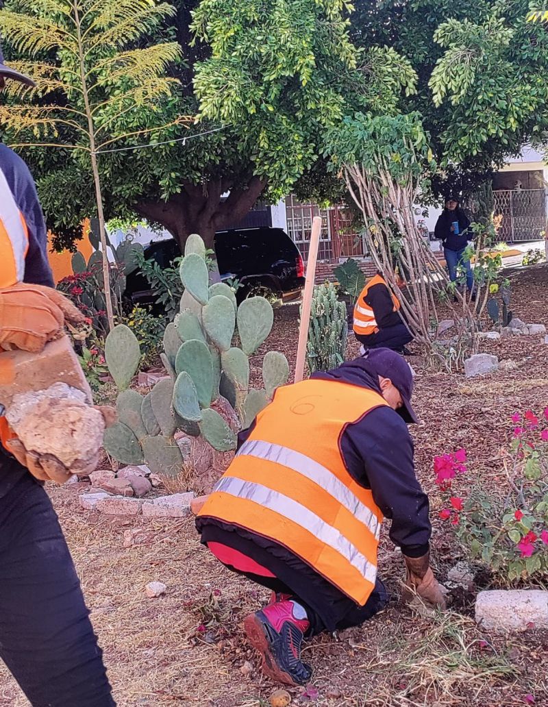 Infractores cívicos enviados a limpiar calles en San Juan del Río.