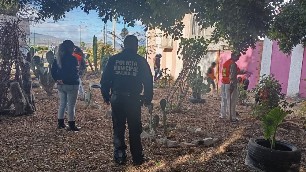 Infractores cívicos enviados a limpiar calles en San Juan del Río.