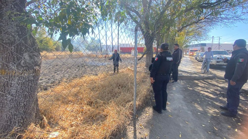 Incendian predio para evitar gastos por limpieza de maleza en San Juan del Río.