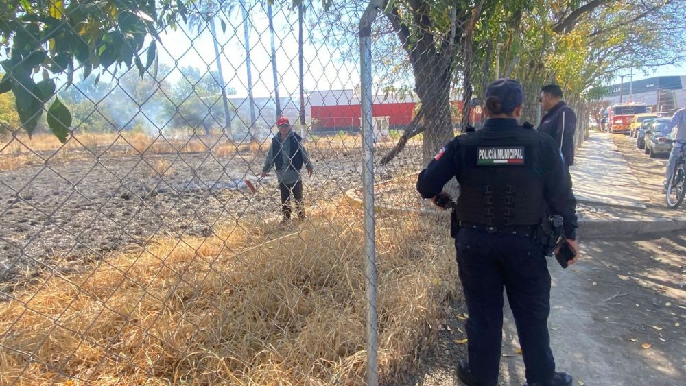 Incendian predio para evitar gastos por limpieza de maleza en San Juan del Río.