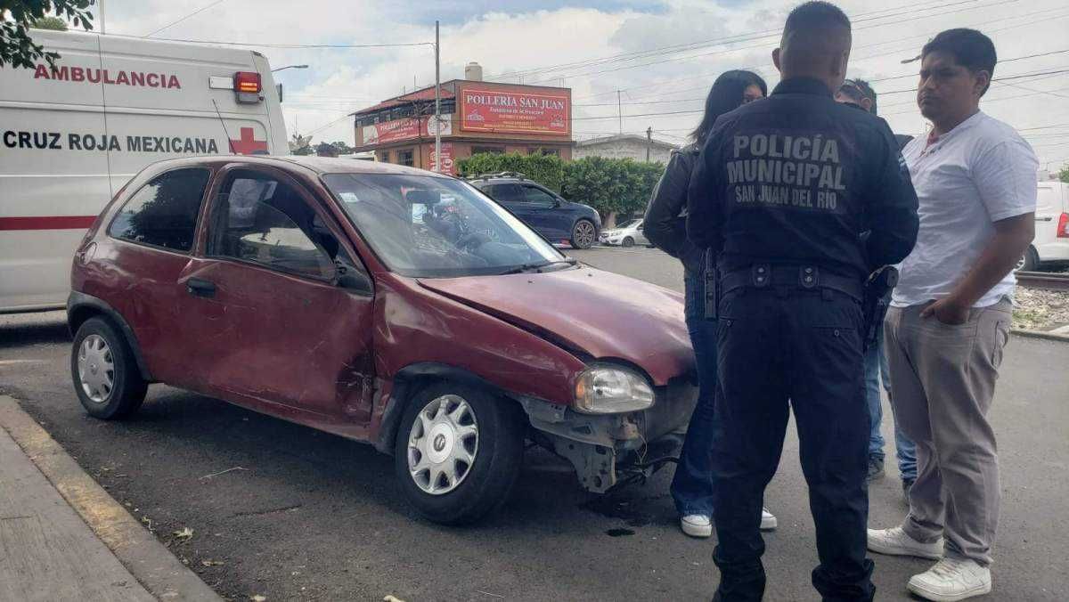 Choque entre camioneta y auto deja un lesionado en San Juan del Río